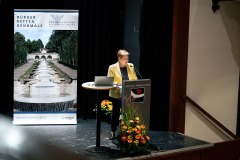 Laudatio und Preisübergabe Ministerin Nicole Razavi MdL, Kuratoriumsvorsitzende