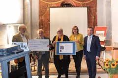 Überreichung der Urkunde an den Vorstand des Vereins.