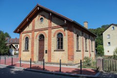 Der Sakralbau aus hellen Backsteinen.