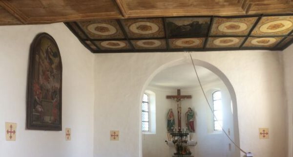 Holzdecke mit Barockmalereien konserviert: Kapelle St. Leonhard in Wilhelmsdorf-Zußdorf ist Denkmal des Monats Januar 2023