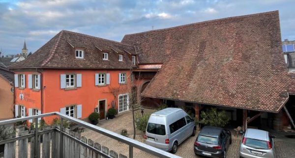 Drei Generationen unter einem dichten Dach: Weingut Schlumberger in Sulzburg-Laufen ist Denkmal des Monats Februar 2023