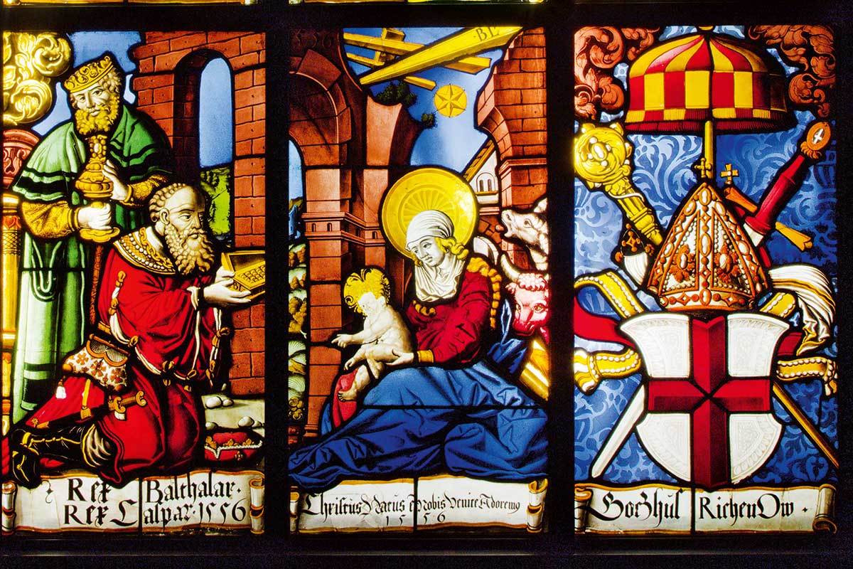 Diese Glasfensterfragmente aus dem Chor des Münsters sind jetzt in der Schatzkammer zu betrachten.