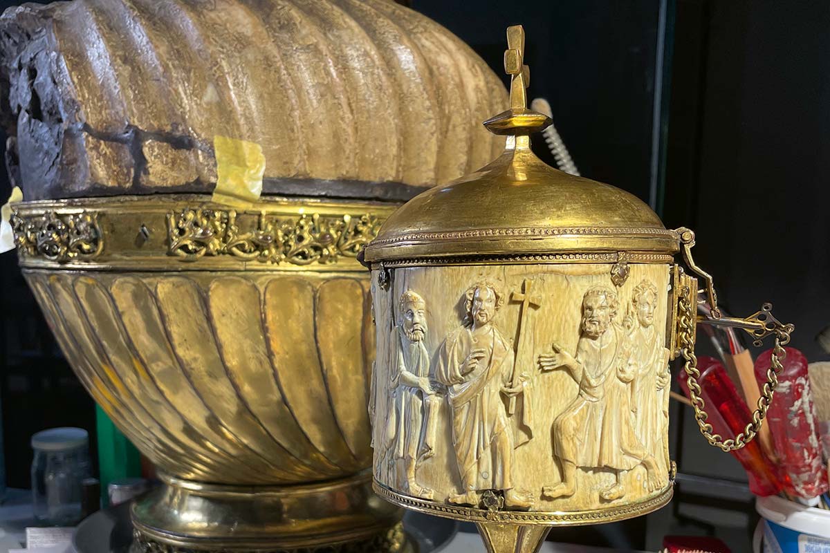 Auf dem Tisch der Restauratorin: Die zum Ziborium umgebaute spätantike Elfenbeinpyxis und der berühmte Krug von Kana. Sie gehören zu den ältesten Stücken der Schatzkammer.