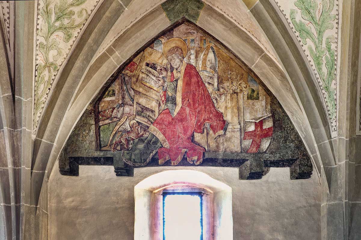 Lunettengiebel an der Ostwand. Die Malerei zeigt den hl. Markus mit seiner Symbolfigur, dem geflügelten Löwen.