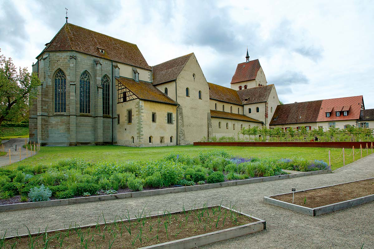 Das Münster von Nordosten gesehen. Am Chor unter dem Schrägdach verborgen befindet sich das prächtige gotische Gewölbe der Schatzkammer.