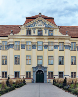 Sechs Pilaster zieren den Eingangsbaudes Schlosses in Tettnang.