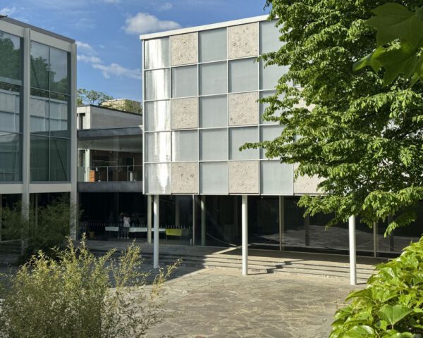 Neues Glas fürs Schmuckmuseum: Reuchlinhaus ist Denkmal des Monats November 2024