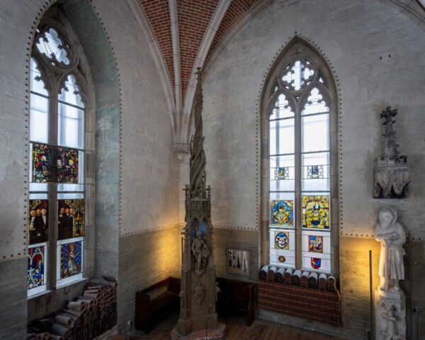 Glasschatz im Ulmer Münster: Präsentationsscheiben sind Denkmal des Monats Februar 2025