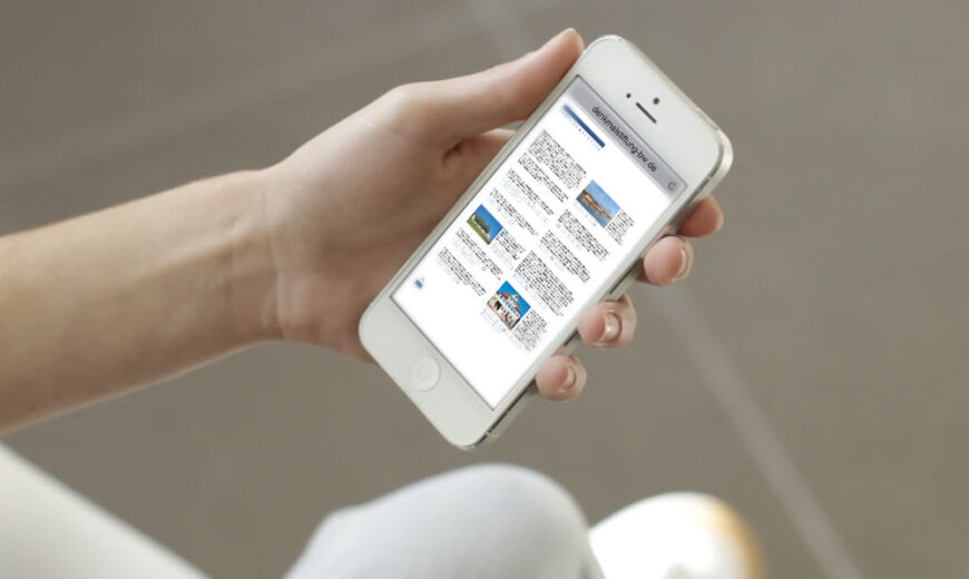 Eine Hand hält ein Mobiltelefon mit der Anzeige des Denkmalrätsels