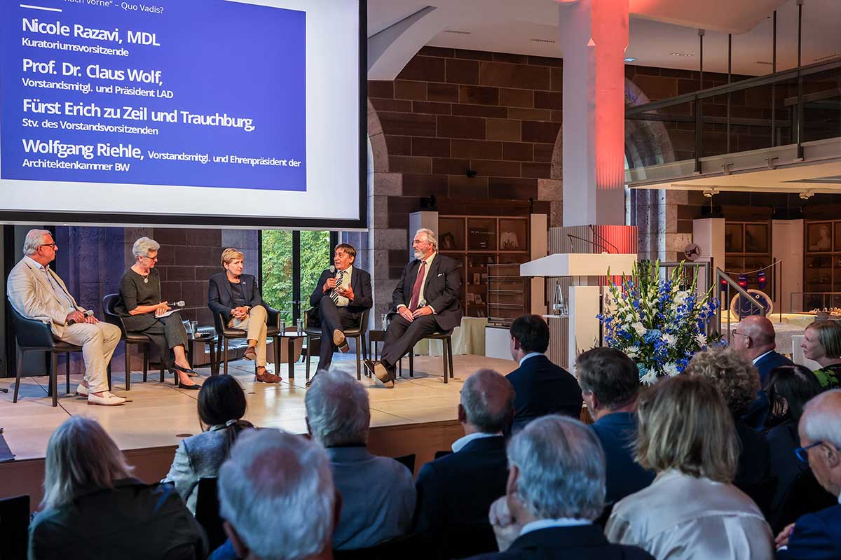 Foto der Veranstaltung der Denkmalstiftung BW im neuen Schloss in Stuttgart mit vielen Gästen