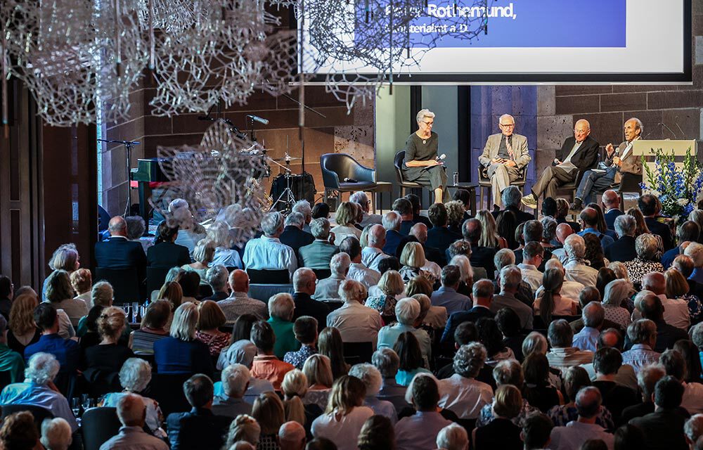 Foto der Veranstaltung der Denkmalstiftung BW im neuen Schloss in Stuttgart mit vielen Gästen