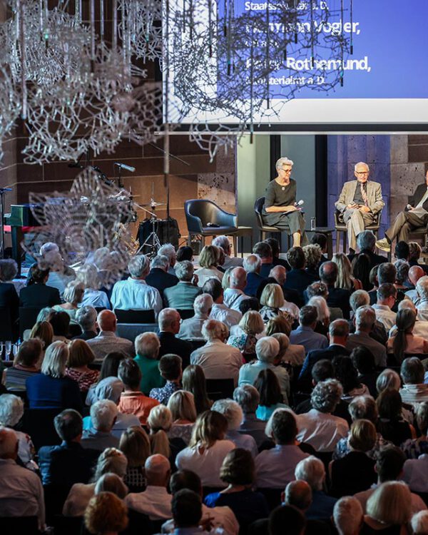 Foto der Veranstaltung der Denkmalstiftung BW im neuen Schloss in Stuttgart mit vielen Gästen