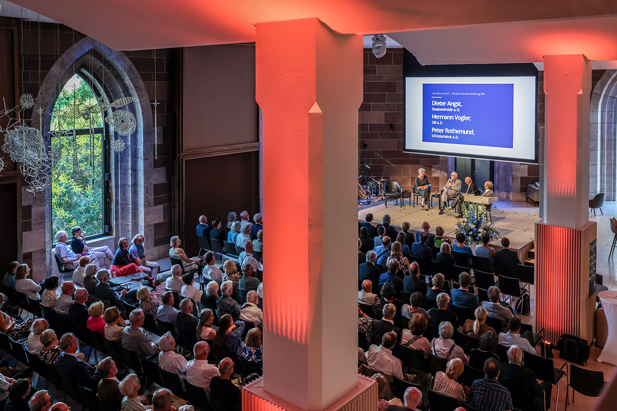 Foto der Veranstaltung der Denkmalstiftung BW im neuen Schloss in Stuttgart mit vielen Gästen