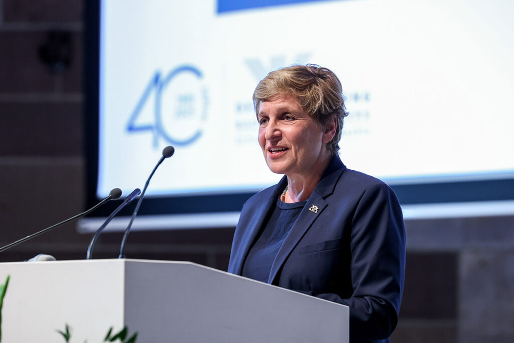 Frau Ministerin Razavi