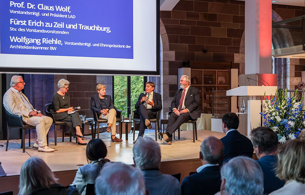 Foto der Veranstaltung der Denkmalstiftung BW im neuen Schloss in Stuttgart mit vielen Gästen