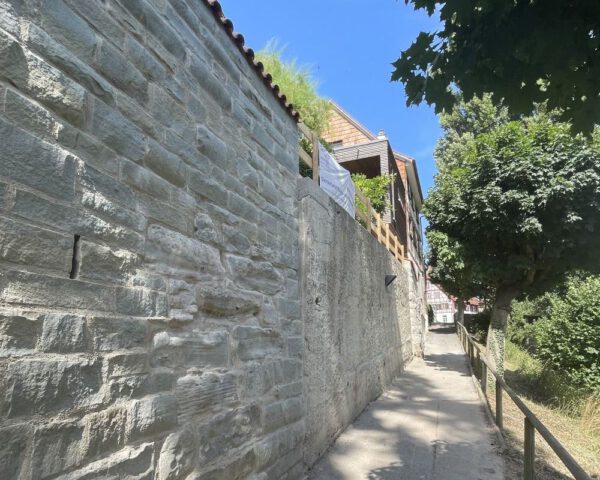 Teil der imposanten Wehranlage: Historische Stadtmauer in Überlingen ist Denkmal der Monate August/September 2025
