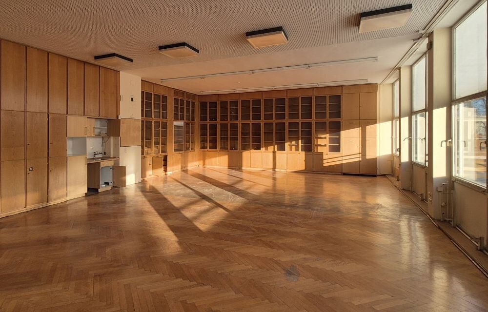 bauzeitlichen Möbel, Innentüren sowie Parkett am Hohenstaufengymnasium in Göppingen
