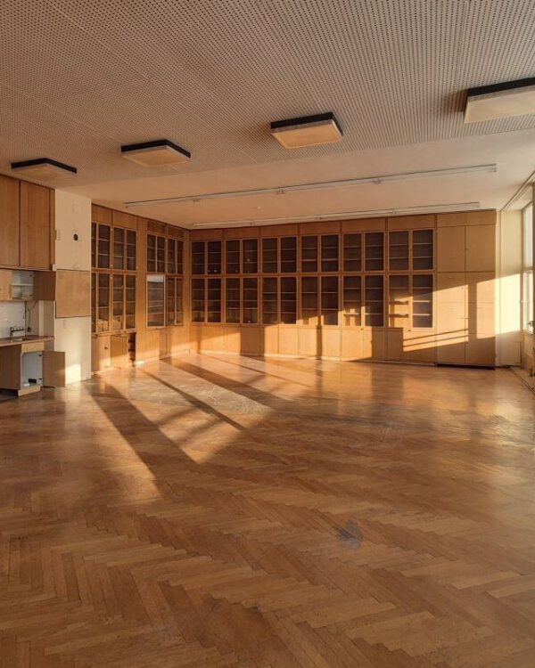 bauzeitlichen Möbel, Innentüren sowie Parkett am Hohenstaufengymnasium in Göppingen