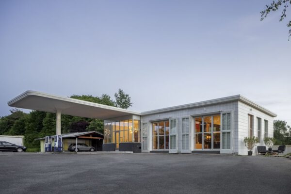 Wohnen im Gewerbebau: Ehemalige Tankstelle in Kirchzarten ist Denkmal des Monats Dezember 2025