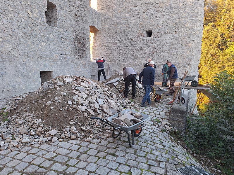 Der Verein beim gemeinsamen Arbeiten am Denkmal