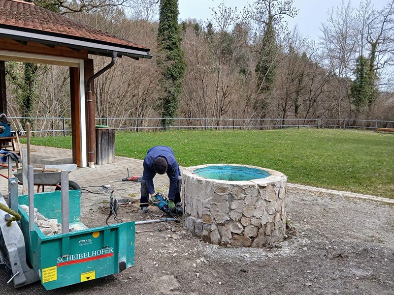 Der Verein beim gemeinsamen Arbeiten am Denkmal